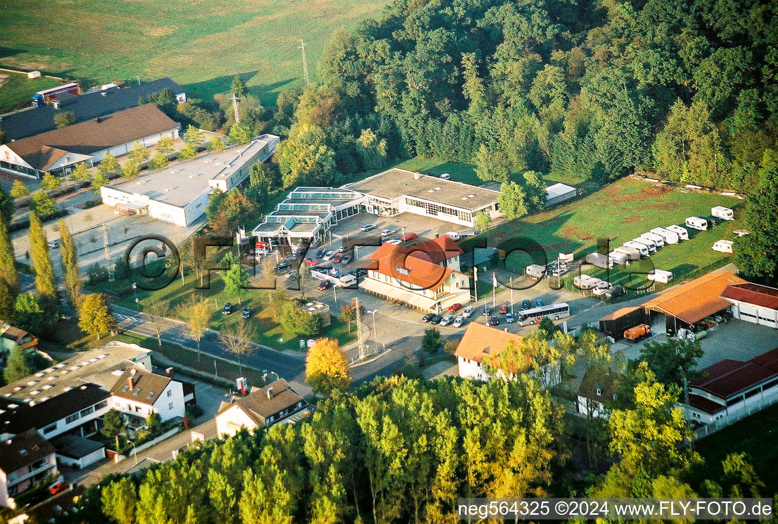 Vue aérienne de Concessionnaire automobile Lauterburger Straße Ford et Sporthaus Frey du sud-ouest à Kandel dans le département Rhénanie-Palatinat, Allemagne