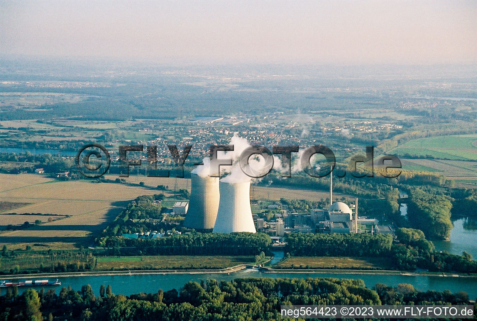 Centrale nucléaire à Philippsburg dans le département Bade-Wurtemberg, Allemagne vue du ciel