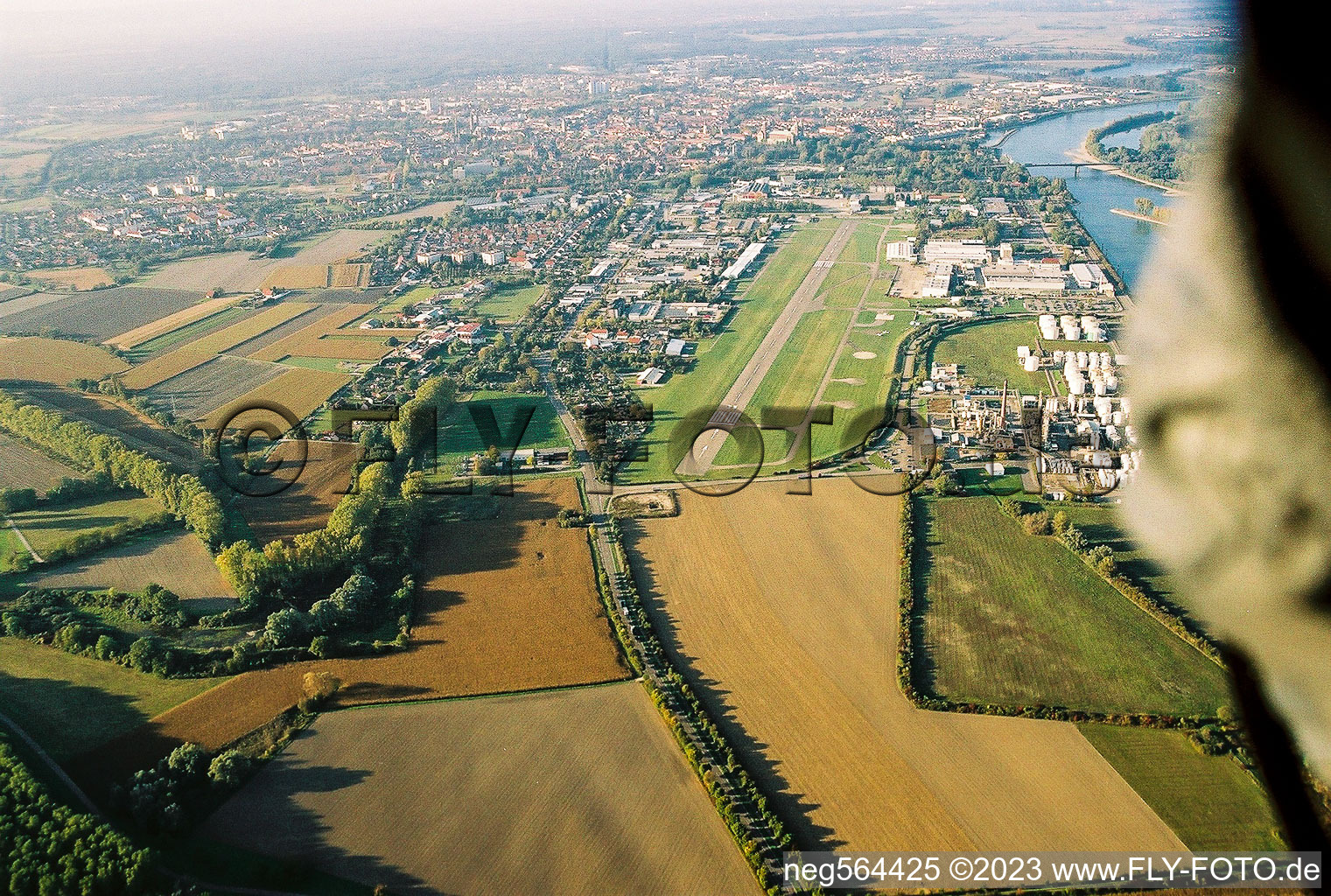 Vue aérienne de Aérodrome du sud à Speyer dans le département Rhénanie-Palatinat, Allemagne