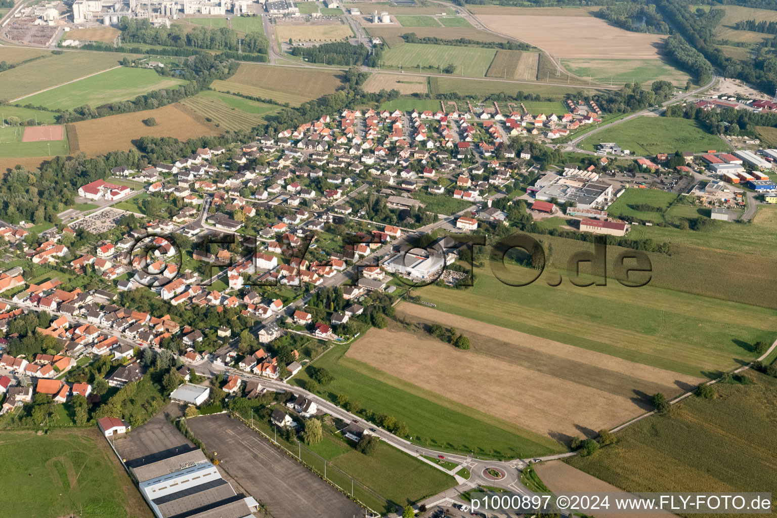 Beinheim dans le département Bas Rhin, France du point de vue du drone