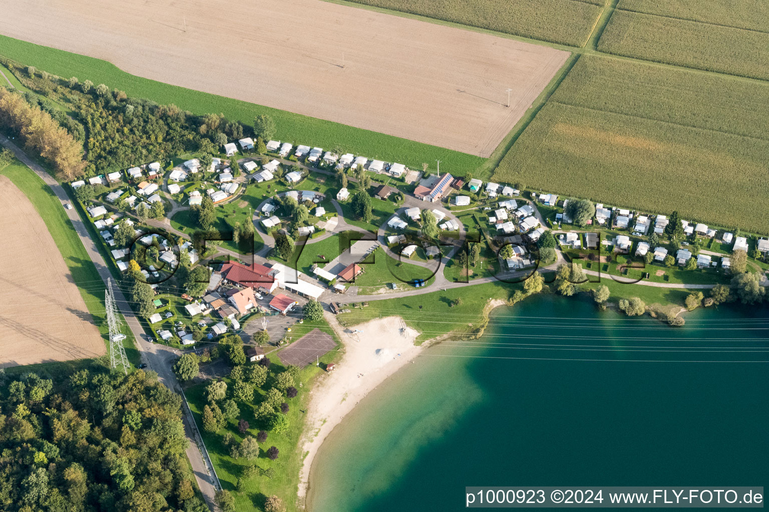 Vue oblique de Caravanes et tentes - camping et camping Camping Plage du Staedly au bord du lac à Roeschwoog à Rœschwoog dans le département Bas Rhin, France