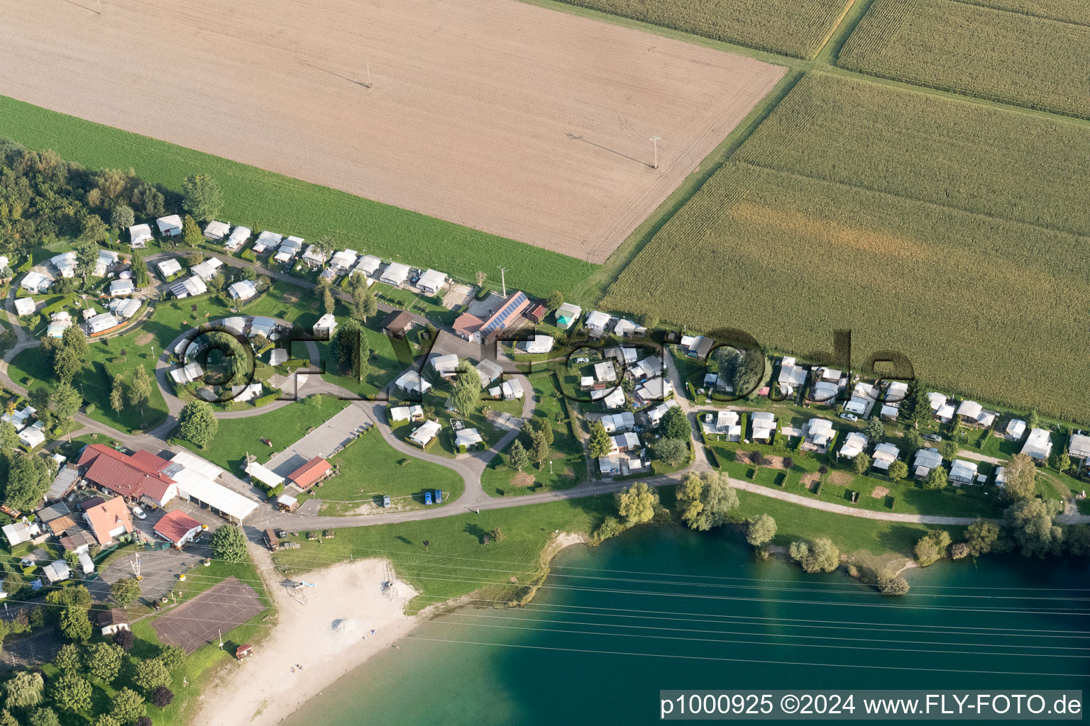 Vue aérienne de Röschwoog, camping à Rœschwoog dans le département Bas Rhin, France