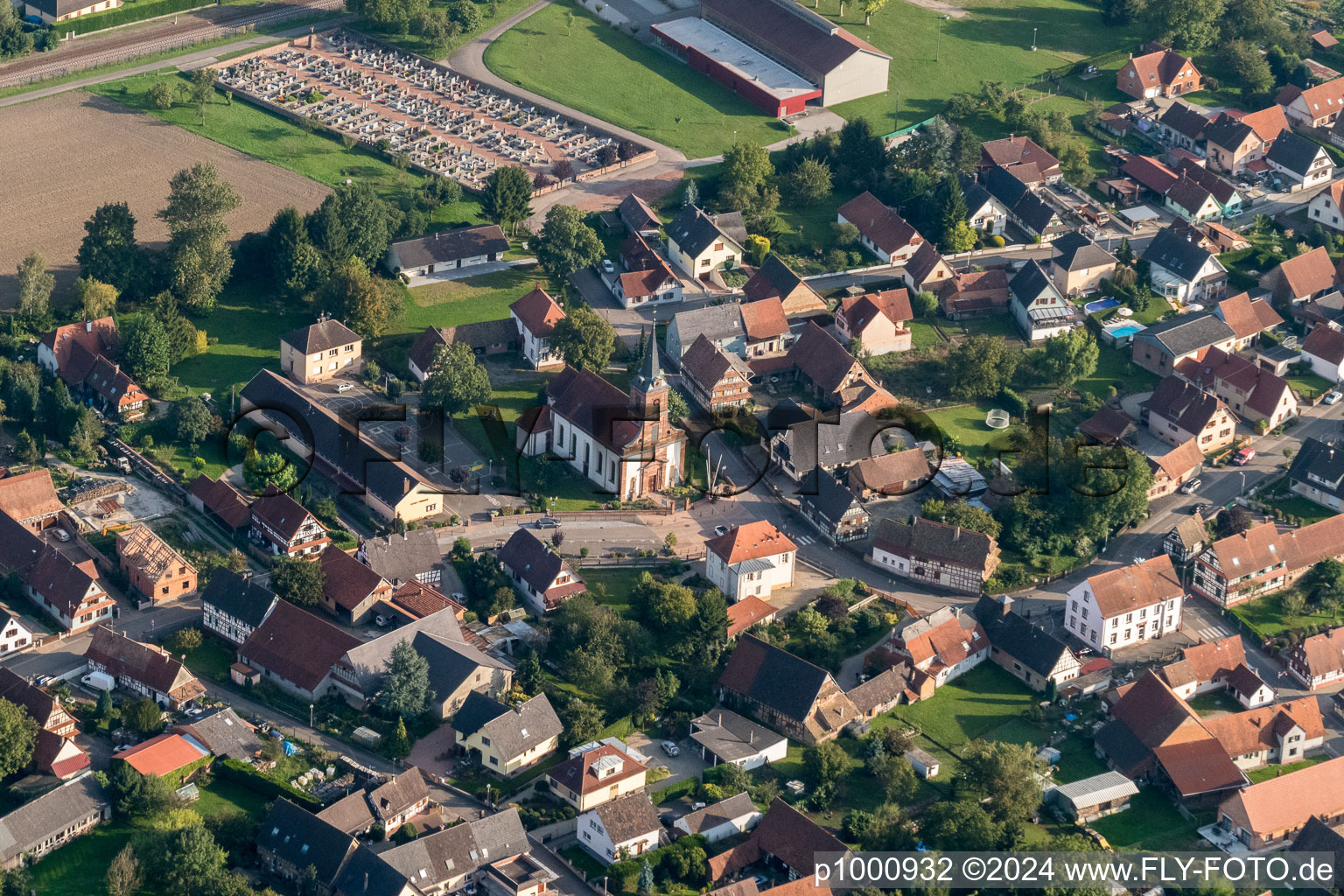 Vue aérienne de Église protestante au centre du village à Rountzenheim dans le département Bas Rhin, France