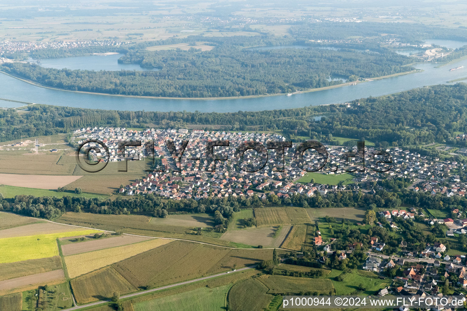 Drusenheim dans le département Bas Rhin, France vu d'un drone