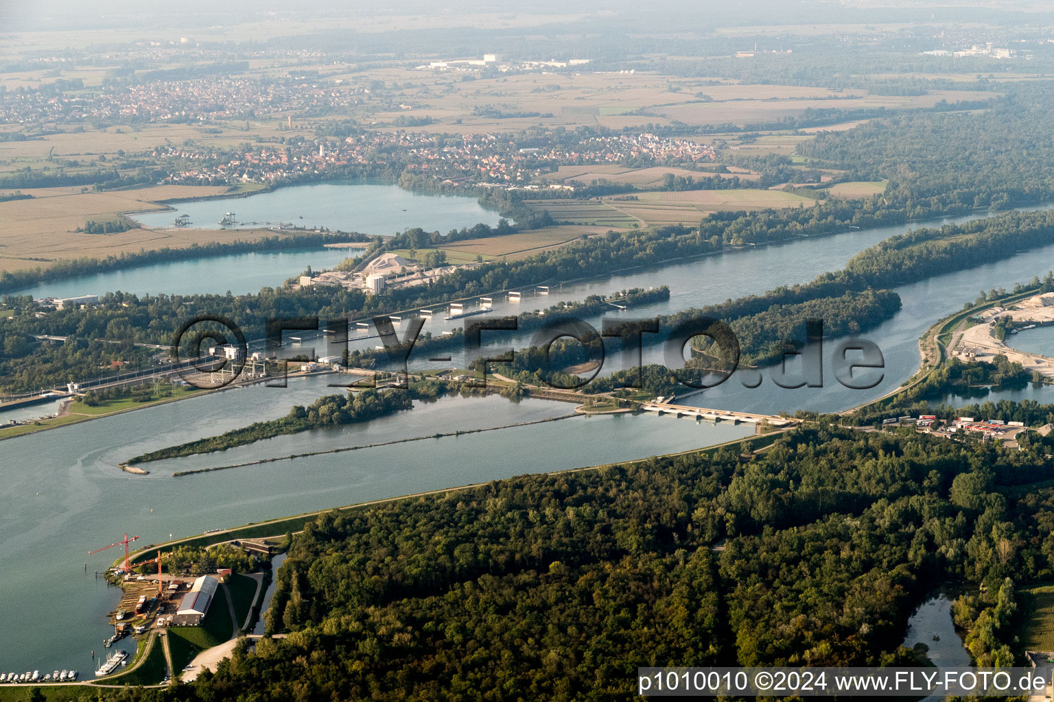 Vue aérienne de Écluse près de Gambsheim à le quartier Freistett in Rheinau dans le département Bade-Wurtemberg, Allemagne