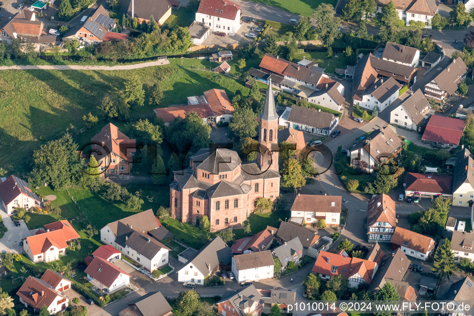 Vue aérienne de Bâtiments religieux en Rheinbischofsheim à le quartier Rheinbischofsheim in Rheinau dans le département Bade-Wurtemberg, Allemagne