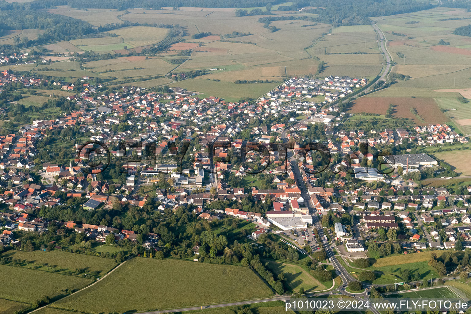 Vue aérienne de Vue des rues et des maisons des quartiers résidentiels à le quartier Freistett in Rheinau dans le département Bade-Wurtemberg, Allemagne