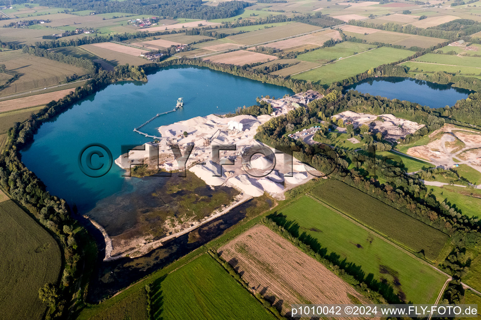 Vue aérienne de Terrain et zones de déchets de la mine à ciel ouvert de gravier au lac de carrière de Plaulbach de VOGEL-BAU GmbH - centrale d'enrobage Maiwald dans l'État à Renchen dans le département Bade-Wurtemberg, Allemagne