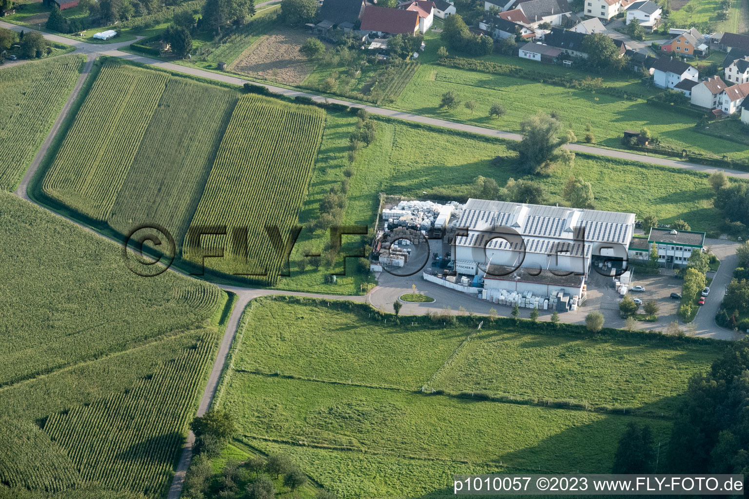 Vue aérienne de Site de l'usine de tri des déchets et recyclage FISCHER GmbH en Wagshurst à le quartier Wagshurst in Achern dans le département Bade-Wurtemberg, Allemagne