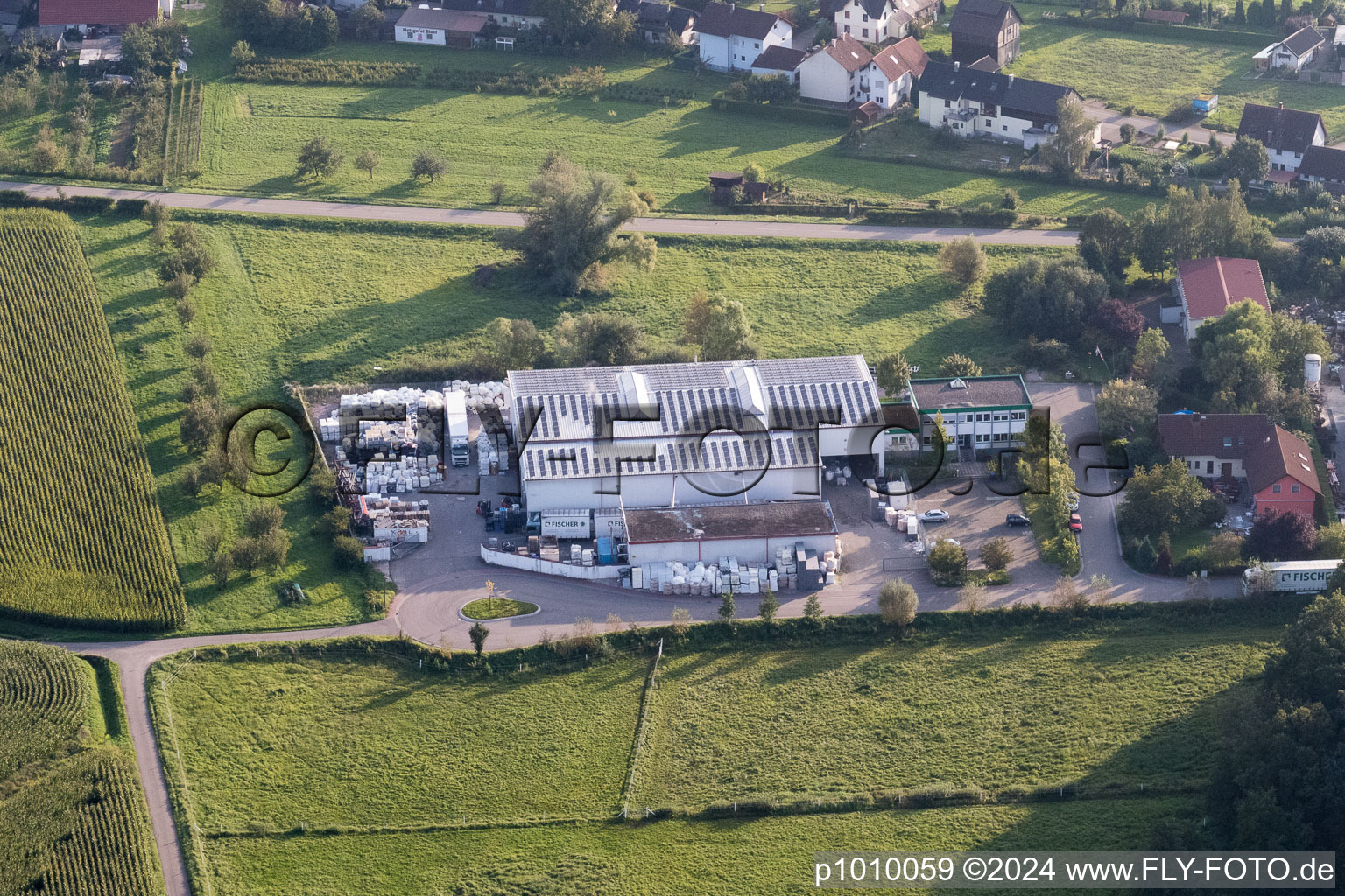 Vue aérienne de Site de l'usine de tri des déchets et recyclage FISCHER GmbH en Wagshurst à le quartier Wagshurst in Achern dans le département Bade-Wurtemberg, Allemagne