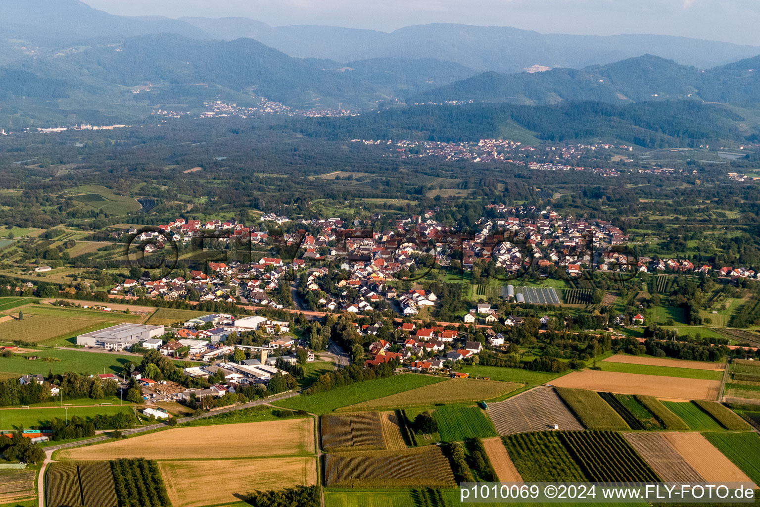 Vue aérienne de Paysage de la vallée de la Kinzig entouré des montagnes de la Forêt-Noire à le quartier Önsbach in Achern dans le département Bade-Wurtemberg, Allemagne