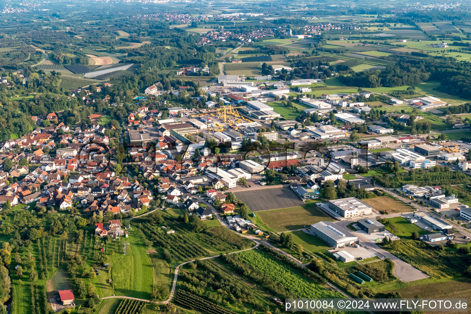 Vue aérienne de Zone commerciale Kniebisstr à Renchen dans le département Bade-Wurtemberg, Allemagne