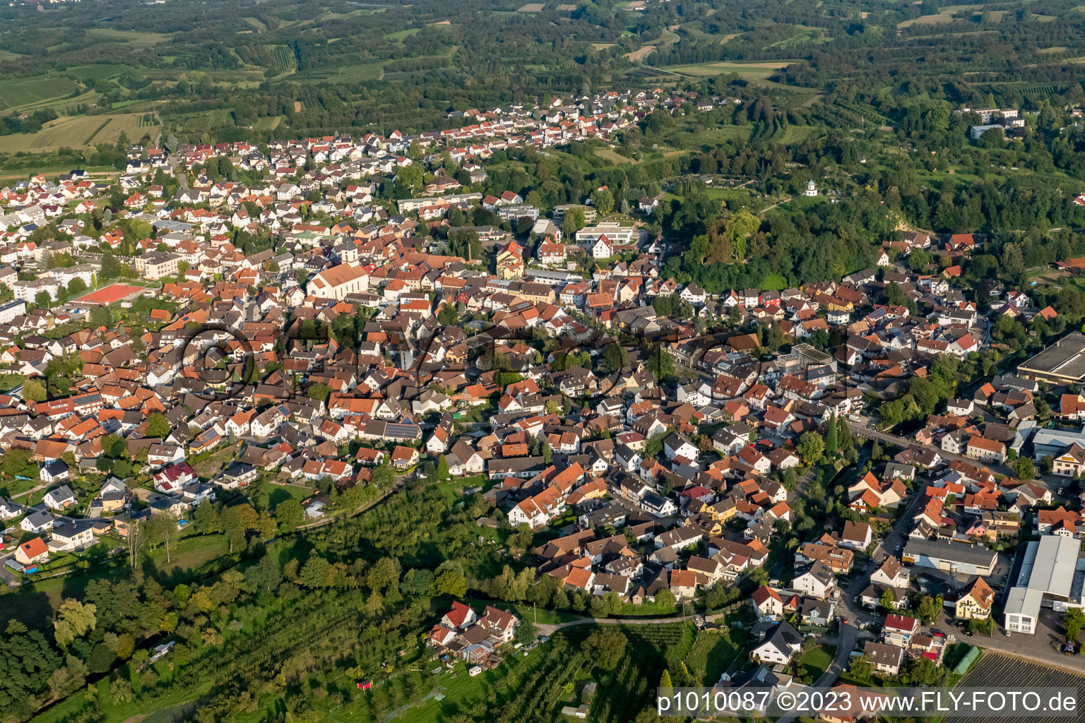 Renchen dans le département Bade-Wurtemberg, Allemagne du point de vue du drone