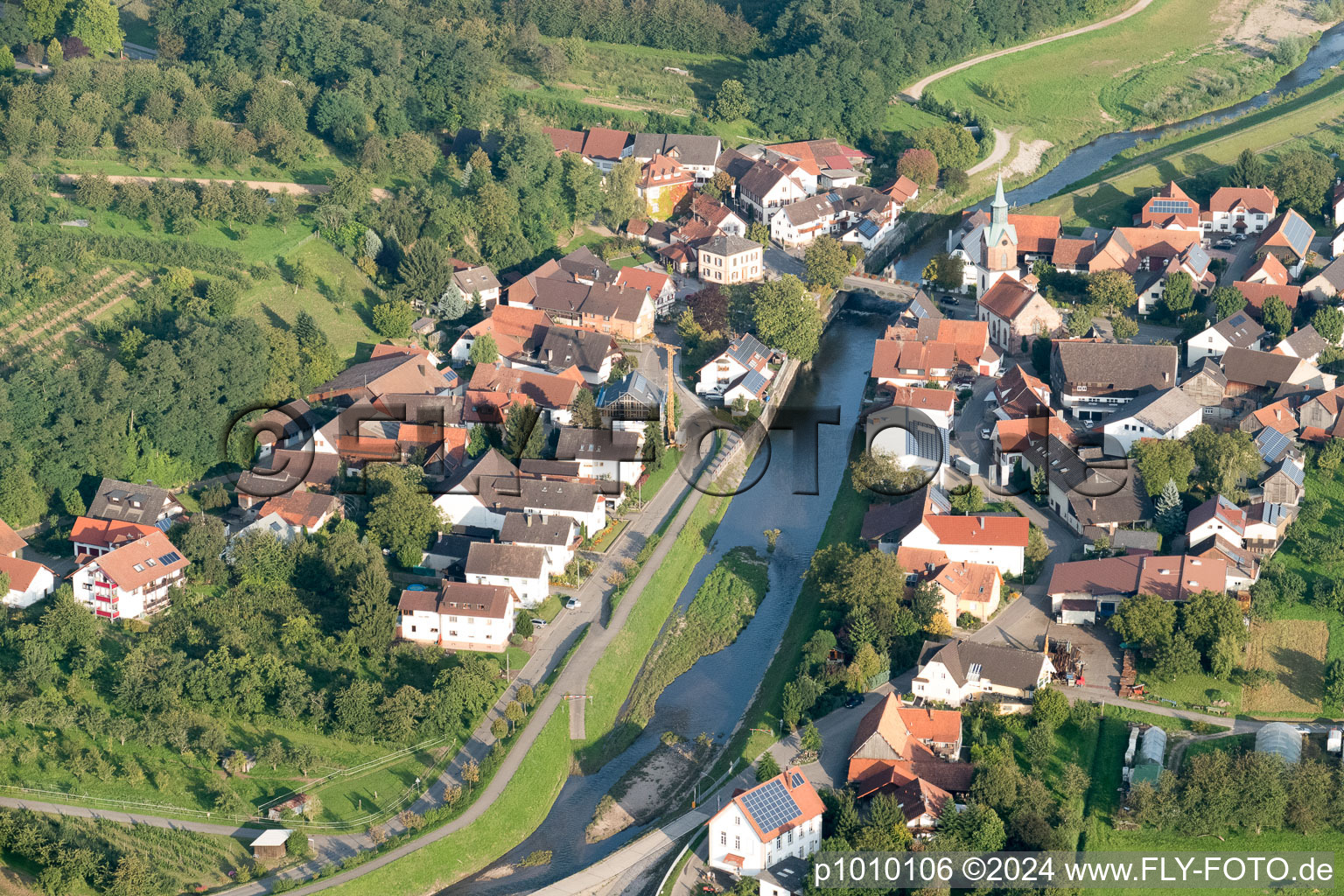 Vue aérienne de Canal d'inondation de Rench à le quartier Erlach in Renchen dans le département Bade-Wurtemberg, Allemagne