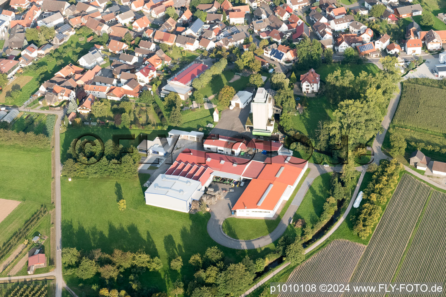 Vue aérienne de Kraewa GmbH à le quartier Erlach in Renchen dans le département Bade-Wurtemberg, Allemagne