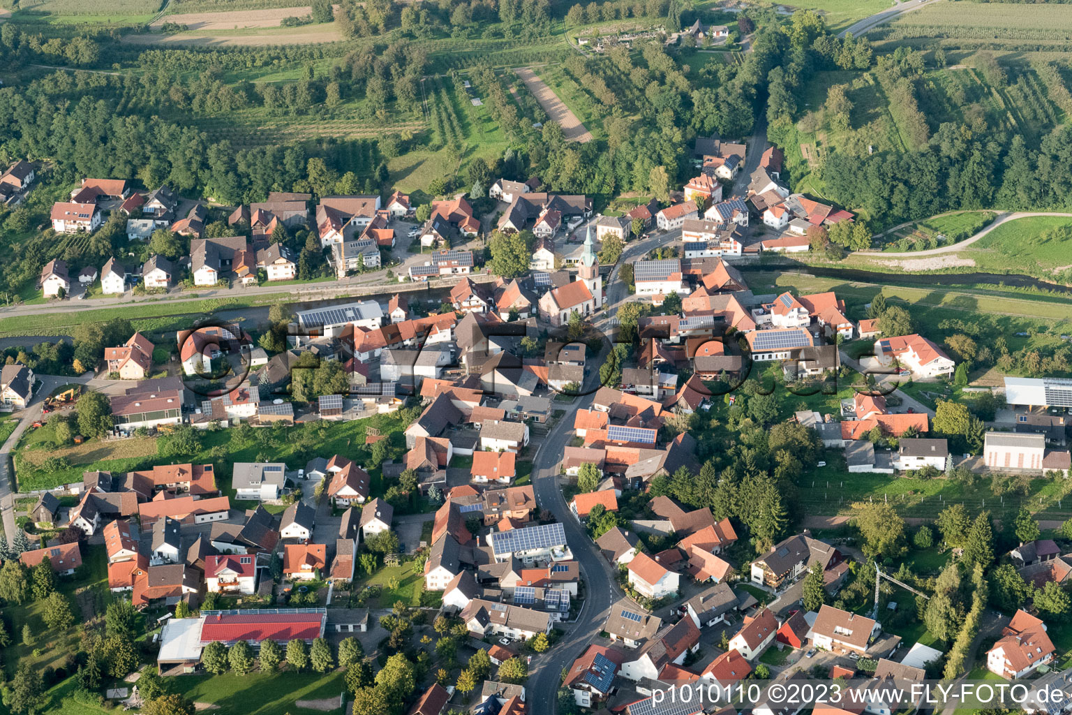 Vue aérienne de Rue Erlacher à le quartier Erlach in Renchen dans le département Bade-Wurtemberg, Allemagne