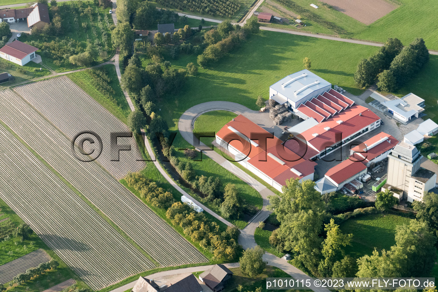 Vue aérienne de Kraewa GmbH du sud-est à le quartier Erlach in Renchen dans le département Bade-Wurtemberg, Allemagne