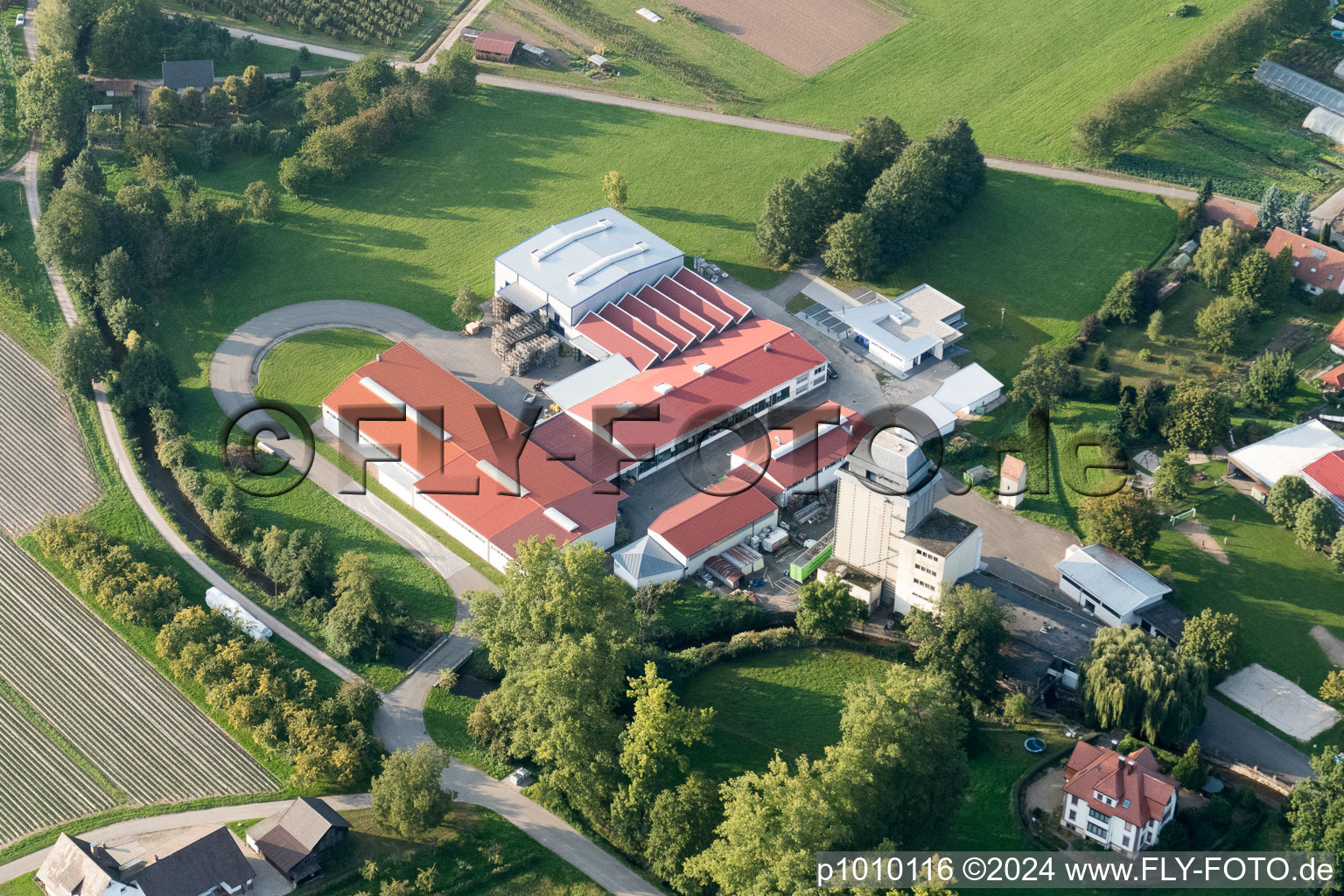 Vue aérienne de Kraewa GmbH du sud-est à le quartier Erlach in Renchen dans le département Bade-Wurtemberg, Allemagne