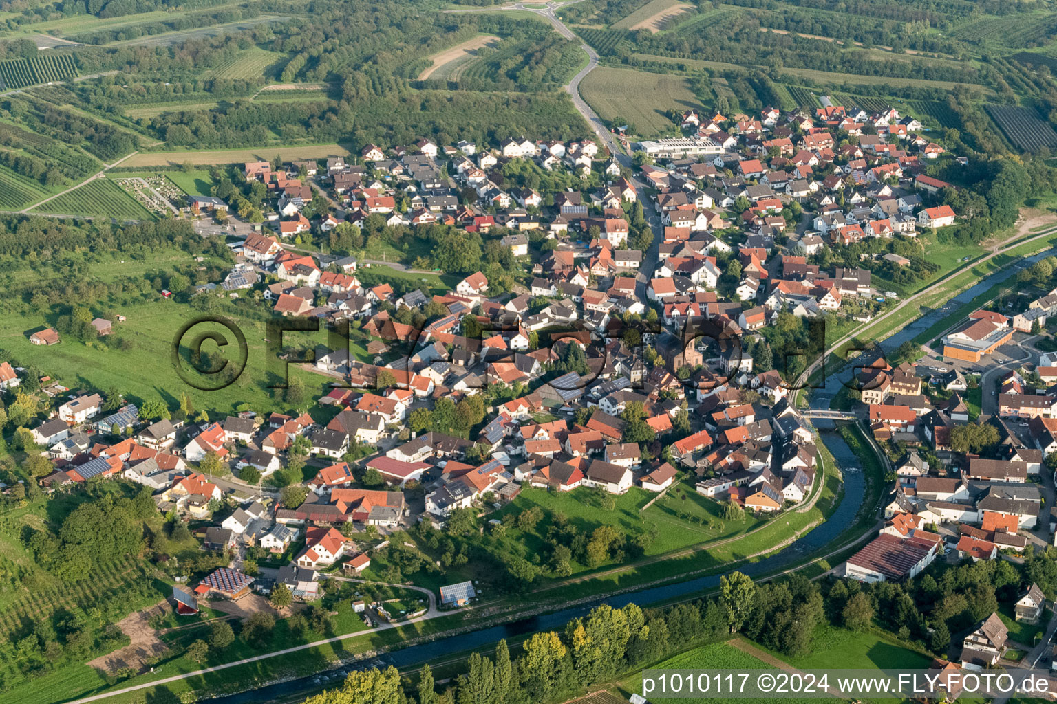 Vue aérienne de Zones riveraines du Rench à le quartier Stadelhofen in Oberkirch dans le département Bade-Wurtemberg, Allemagne