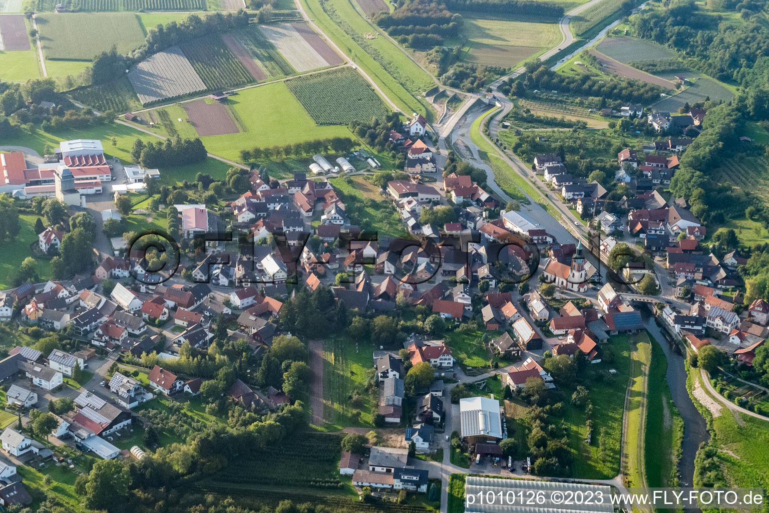 Vue aérienne de Renchbrücke et Saint-Anastase à le quartier Erlach in Renchen dans le département Bade-Wurtemberg, Allemagne