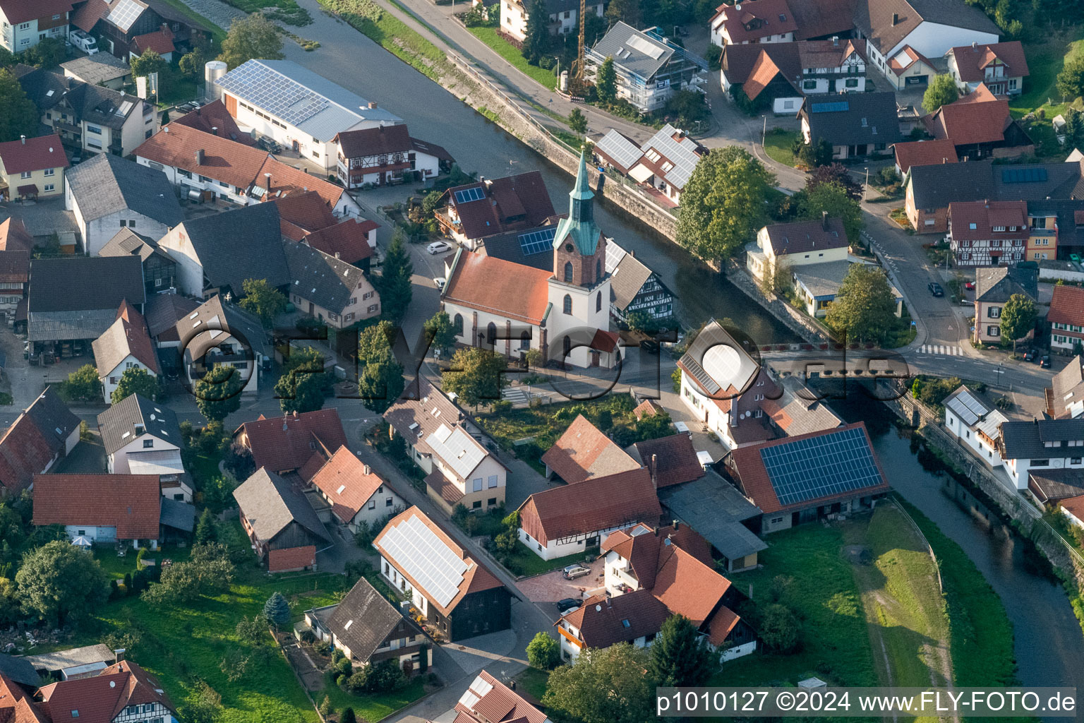 Vue aérienne de Bâtiment religieux au bord de la Rench à le quartier Erlach in Renchen dans le département Bade-Wurtemberg, Allemagne
