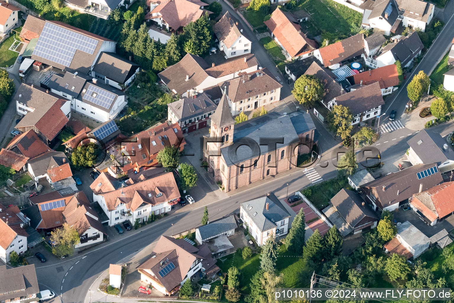 Vue aérienne de Bâtiment de l'église Saint-Wendelin à le quartier Stadelhofen in Oberkirch dans le département Bade-Wurtemberg, Allemagne
