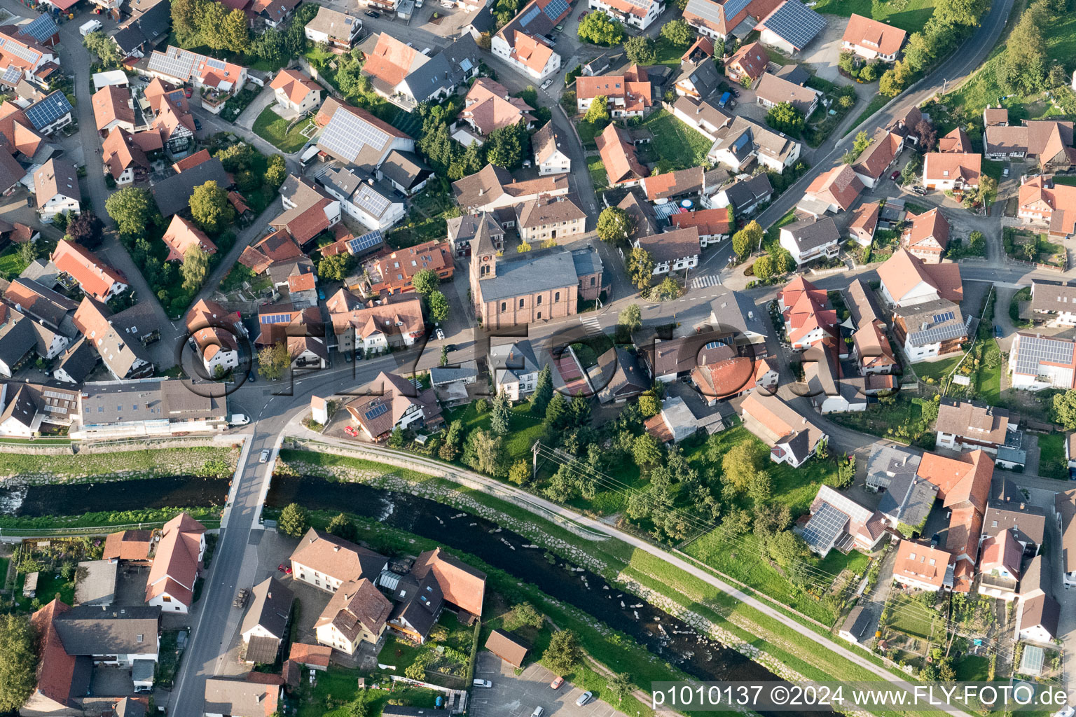 Vue aérienne de Renchbrücke et St. Wendelin à le quartier Stadelhofen in Oberkirch dans le département Bade-Wurtemberg, Allemagne