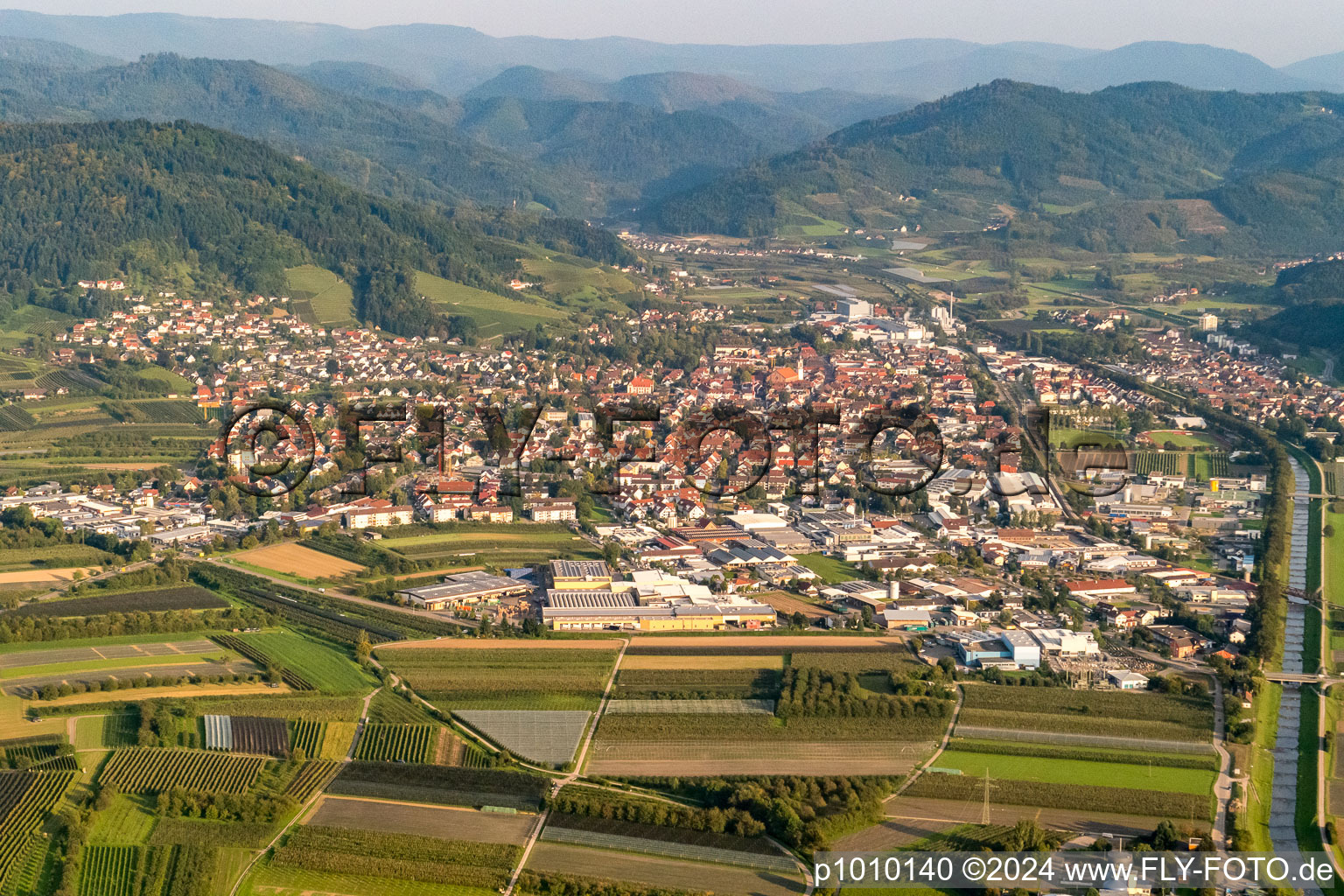 Vue aérienne de Vue des rues et des maisons des quartiers résidentiels à Oberkirch dans le département Bade-Wurtemberg, Allemagne