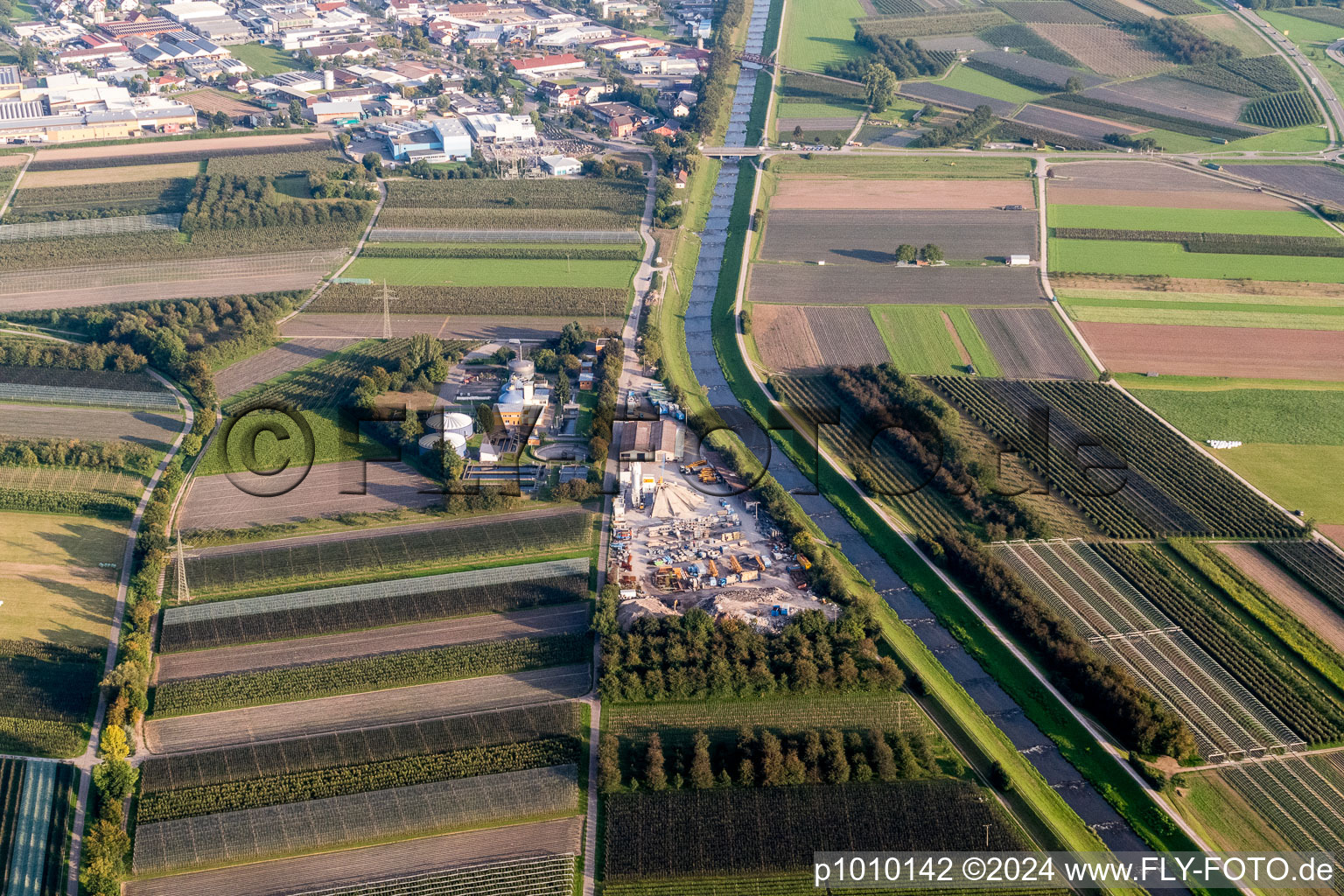 Vue aérienne de Betonwerk Renchtal GmbH et station d'épuration à Oberkirch dans le département Bade-Wurtemberg, Allemagne