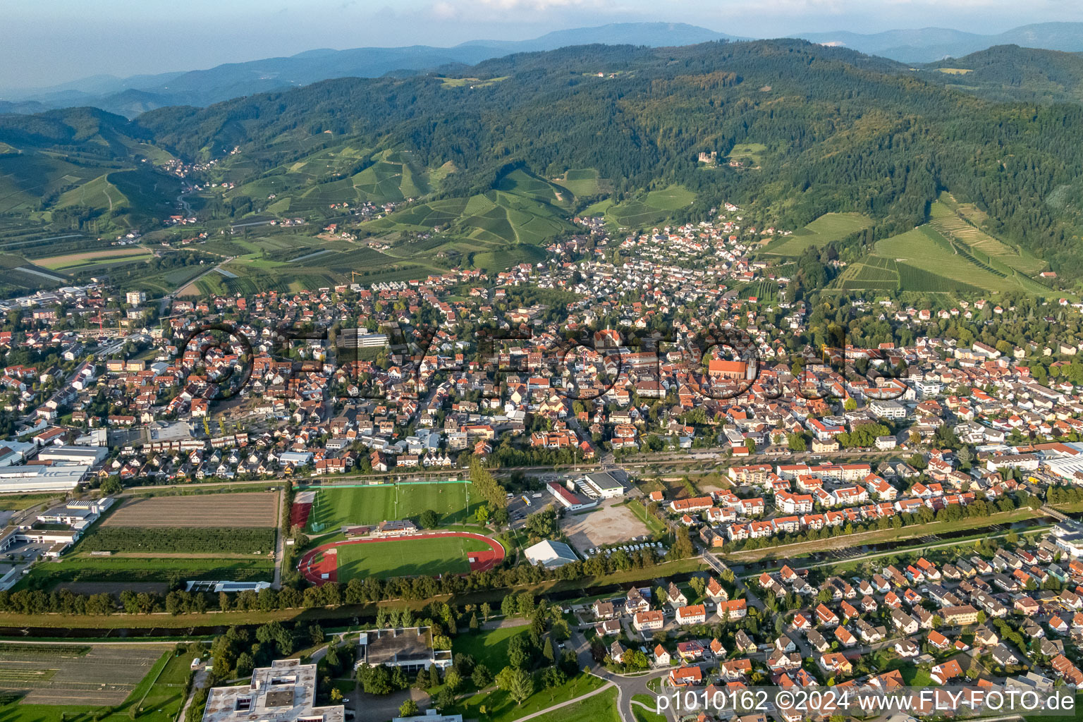 Vue aérienne de Vue des rues et des maisons des quartiers résidentiels à le quartier Gaisbach in Oberkirch dans le département Bade-Wurtemberg, Allemagne