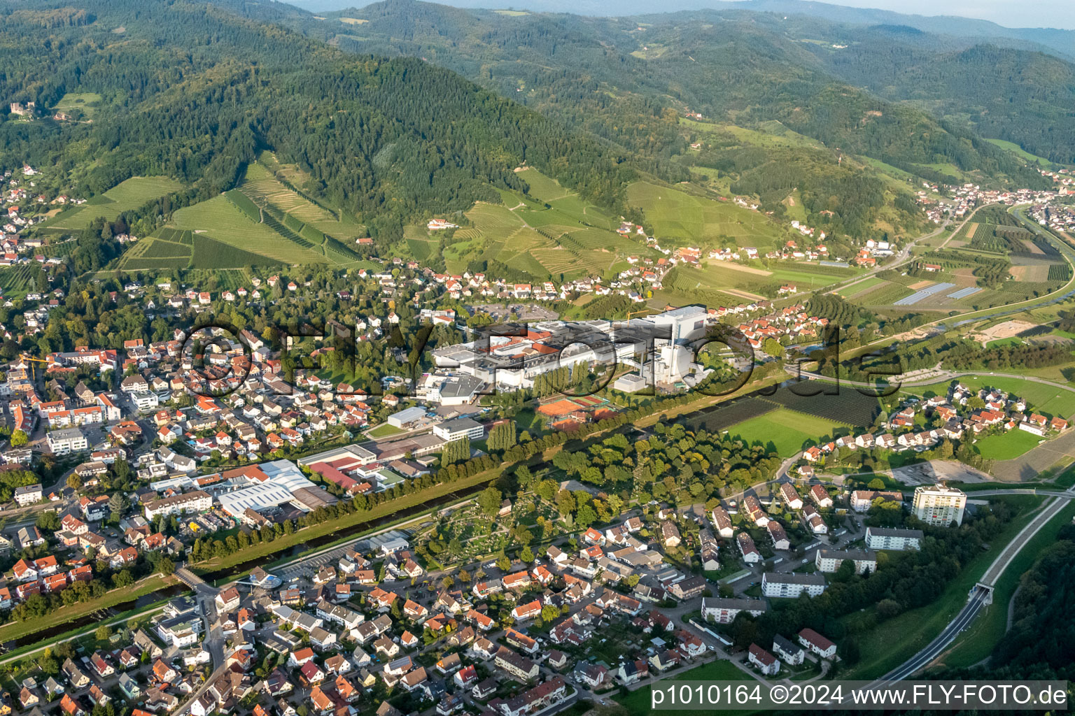 Vue aérienne de Site de l'usine de papier August Koehler SE à Oberkirch dans le département Bade-Wurtemberg, Allemagne