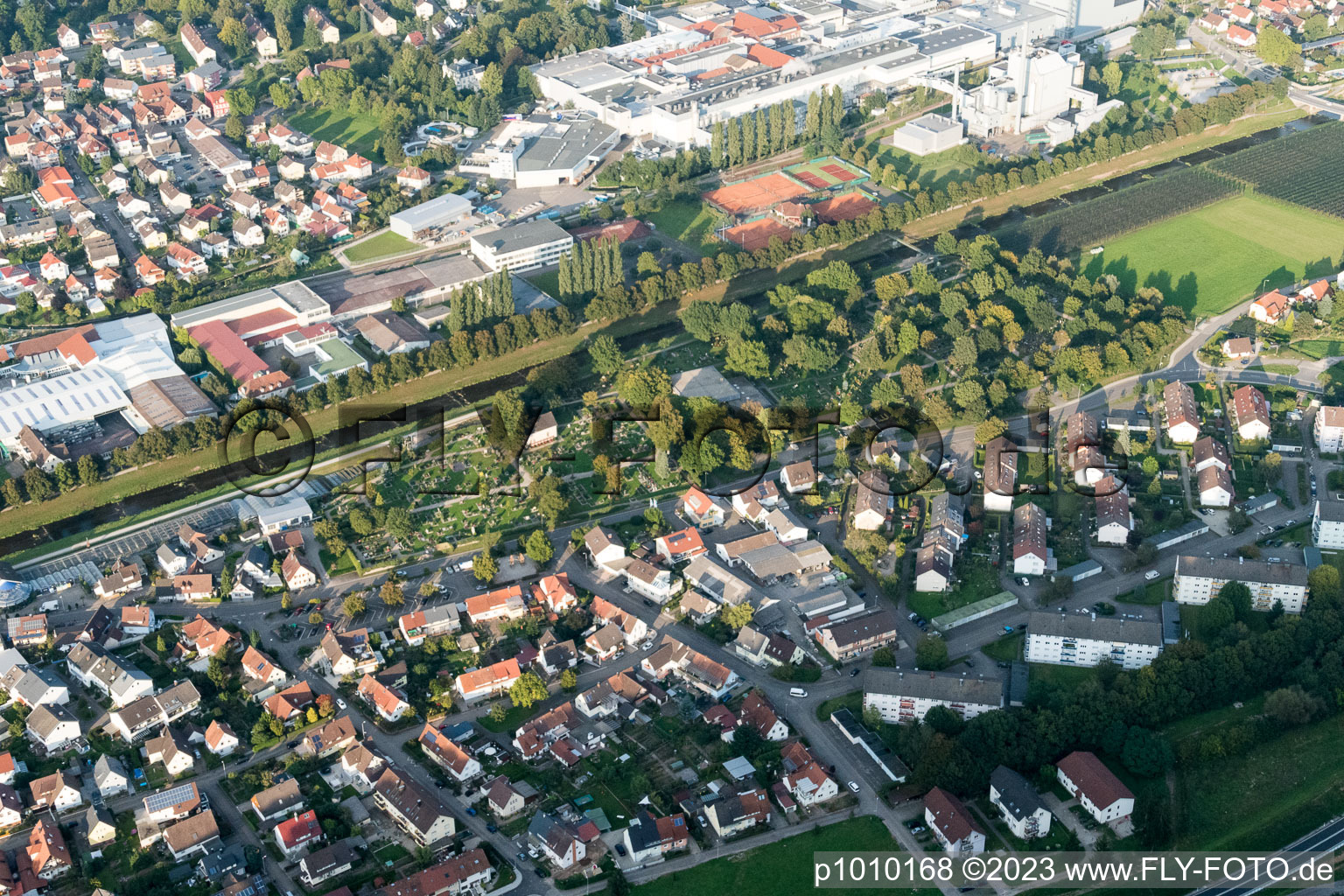 Vue aérienne de Cimetière sur le Rench à Oberkirch dans le département Bade-Wurtemberg, Allemagne