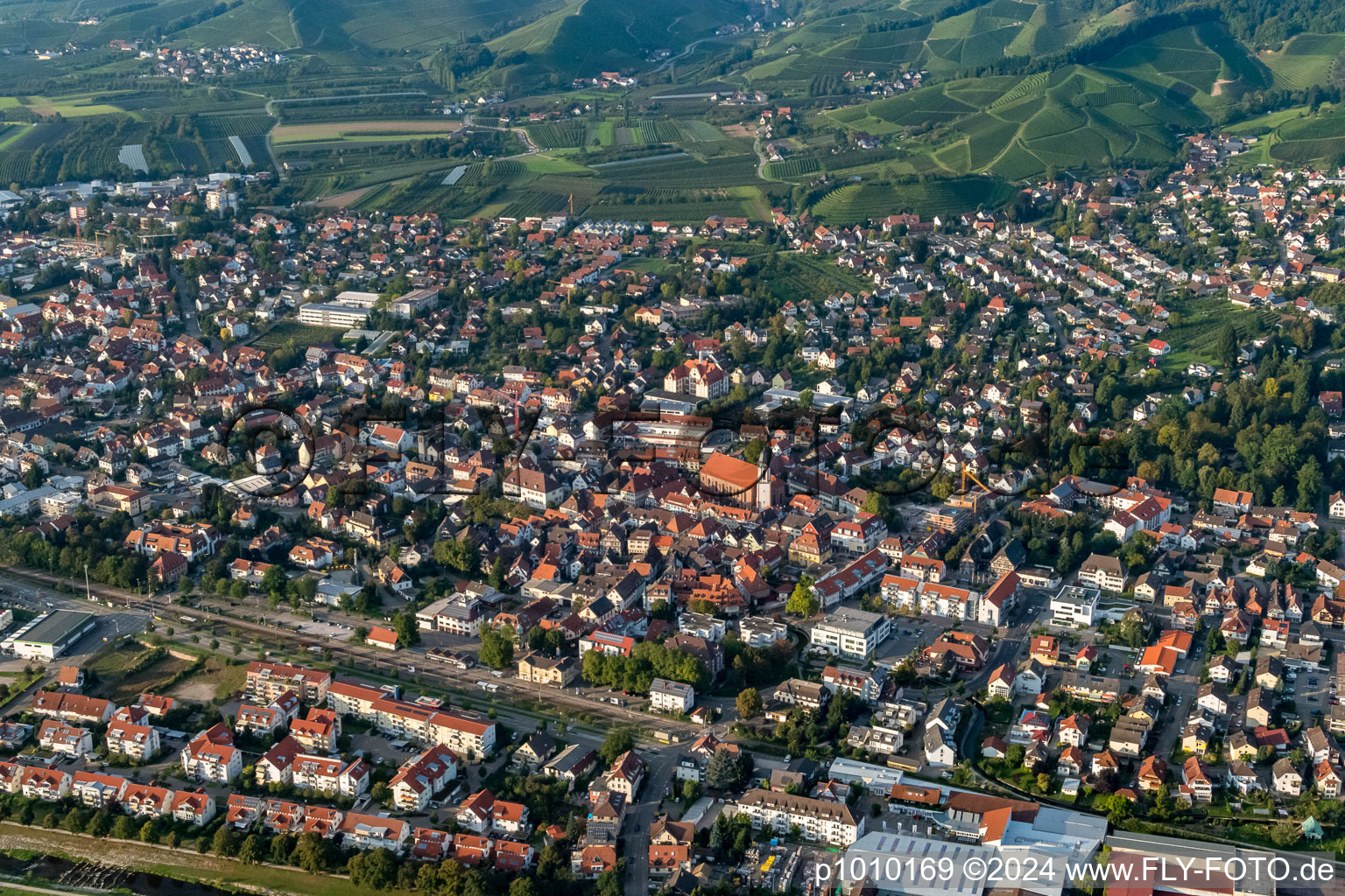 Vue aérienne de Vue des rues et des maisons des quartiers résidentiels à le quartier Gaisbach in Oberkirch dans le département Bade-Wurtemberg, Allemagne