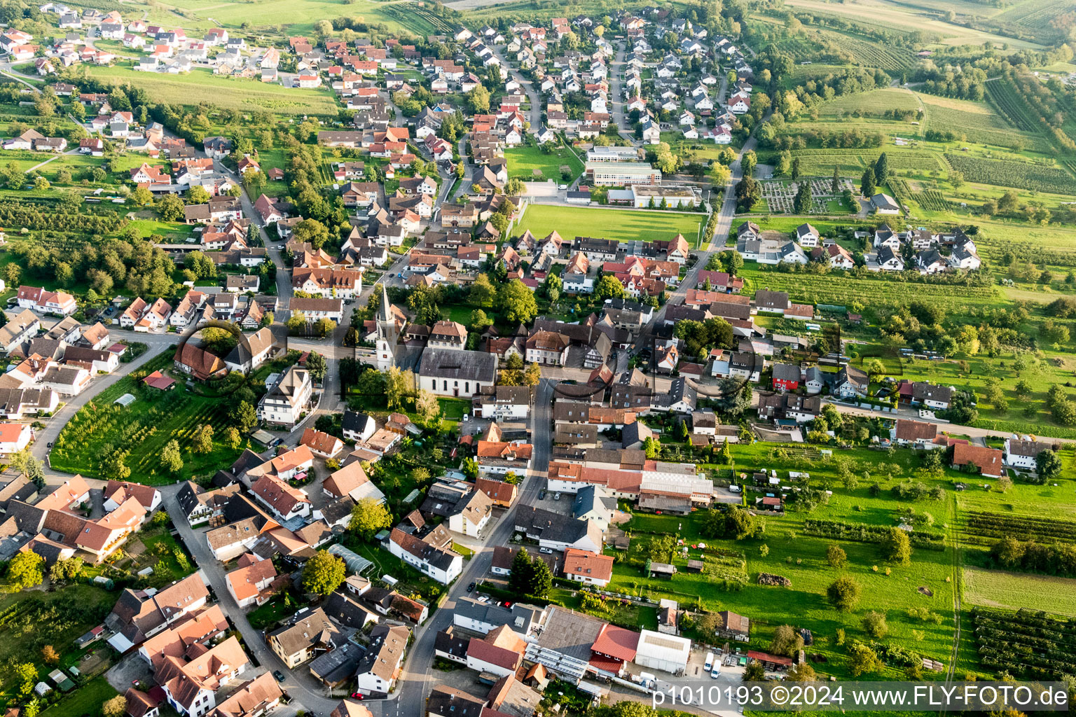 Vue aérienne de Vue sur le village à le quartier Nußbach in Oberkirch dans le département Bade-Wurtemberg, Allemagne