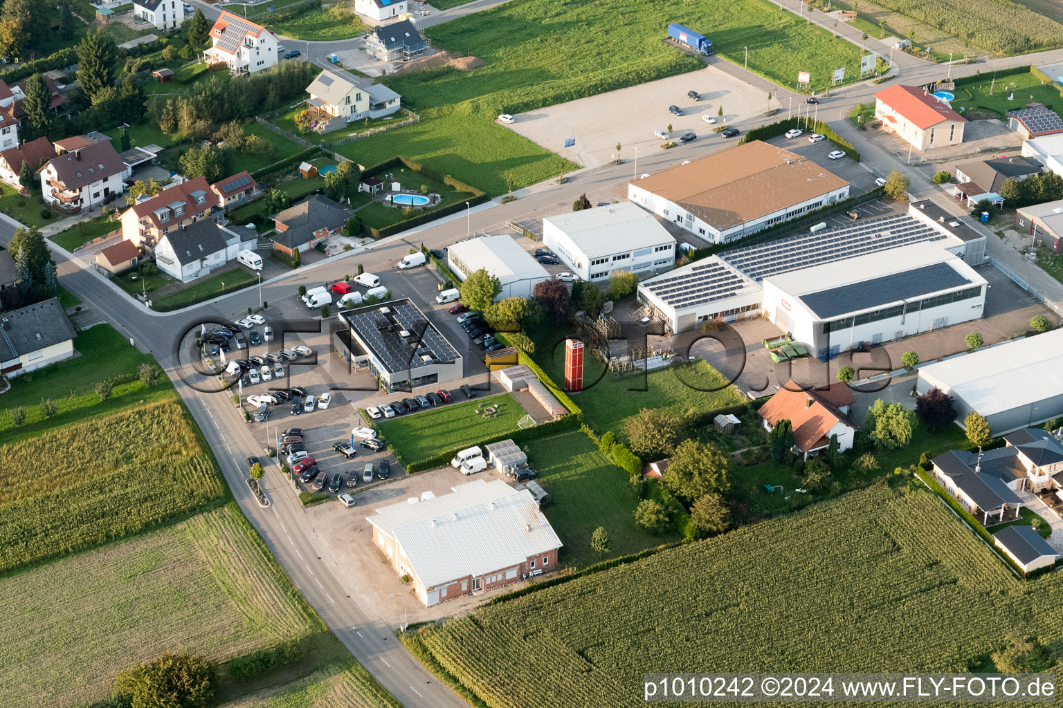 Vue aérienne de Zone commerciale de la rue Sud à le quartier Urloffen in Appenweier dans le département Bade-Wurtemberg, Allemagne