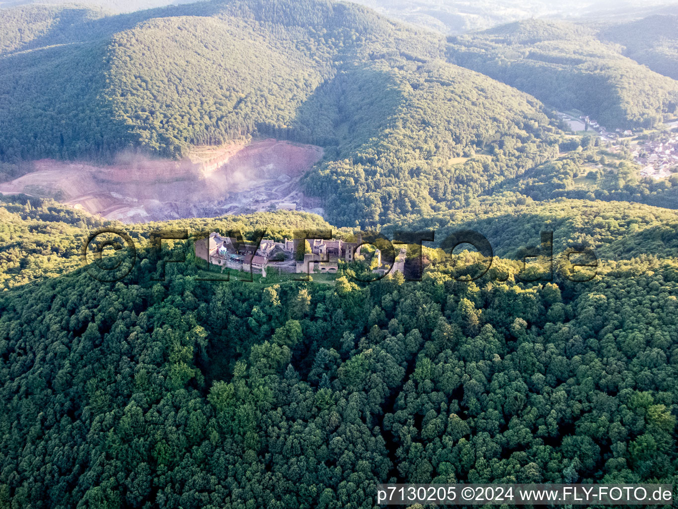 Carrière à Waldhambach dans le département Rhénanie-Palatinat, Allemagne vue d'en haut