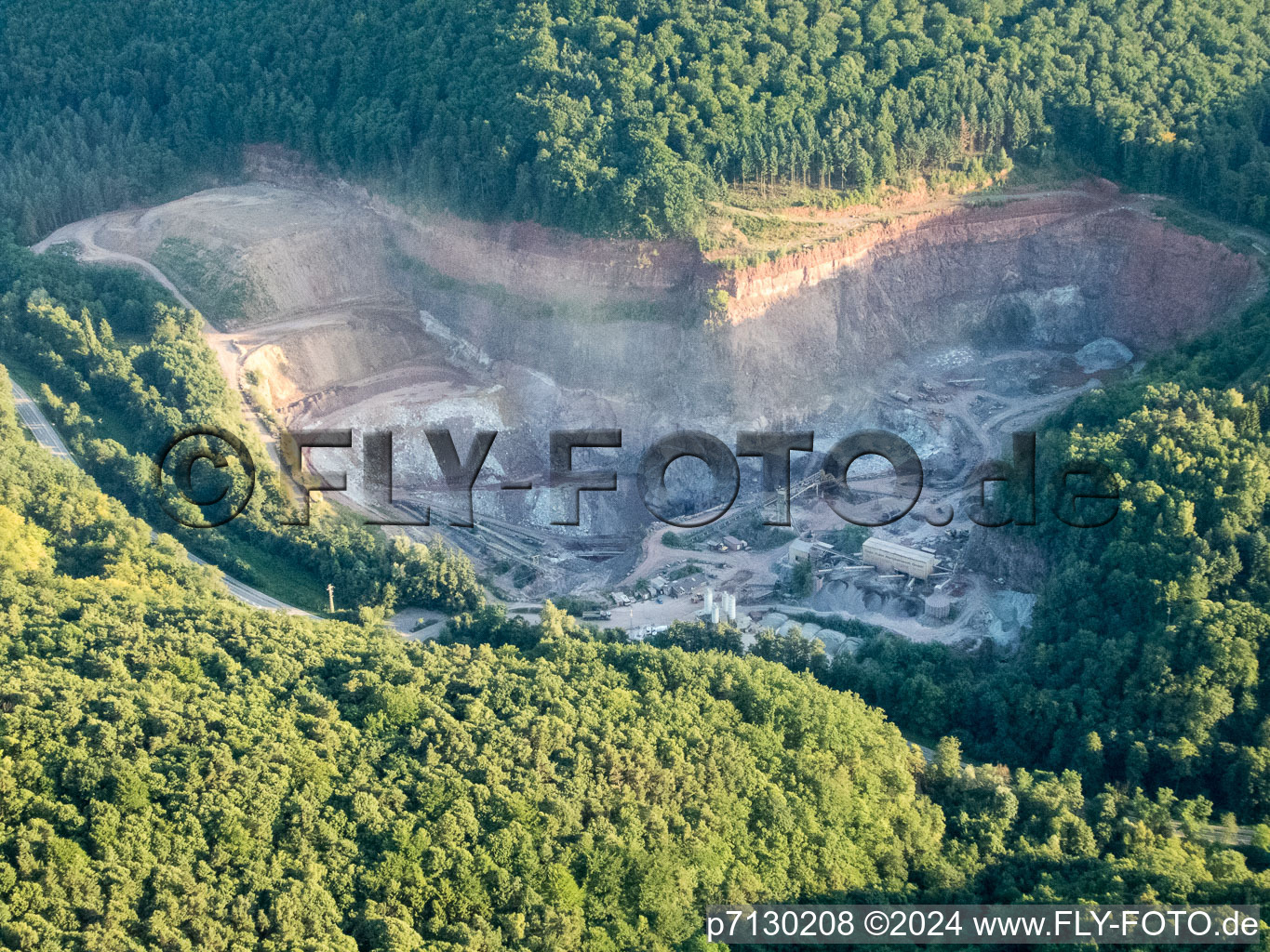 Vue aérienne de Terrain et morts-terrains de la mine de ciment à ciel ouvert de Heidelberger Beton GmbH - Région Sud-Ouest à Waldhambach dans le département Rhénanie-Palatinat, Allemagne