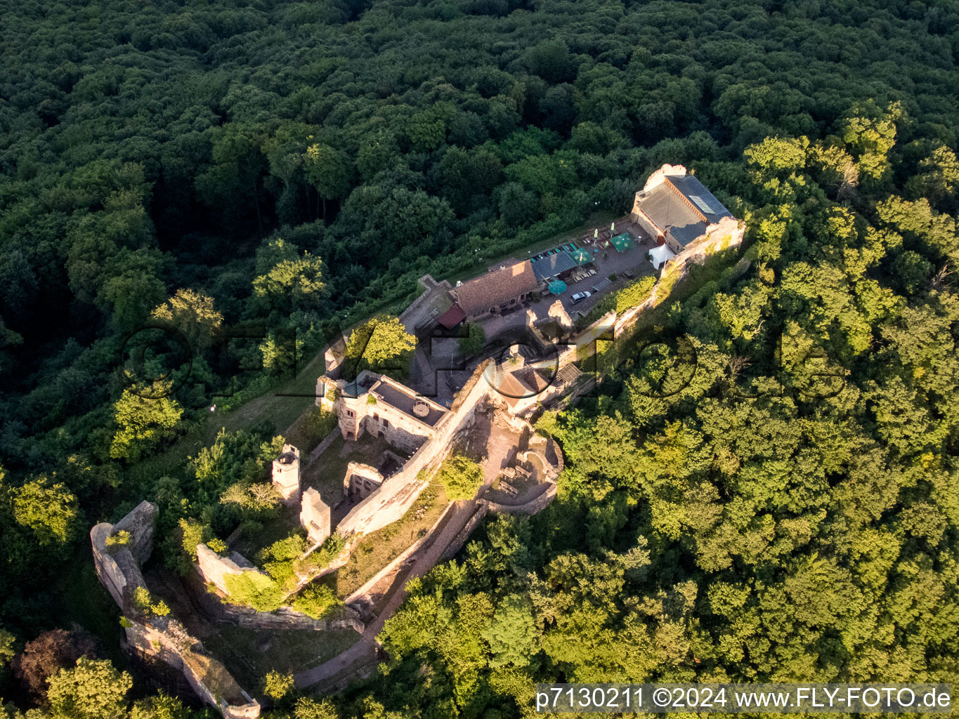 Madenbourg à Eschbach dans le département Rhénanie-Palatinat, Allemagne d'un drone