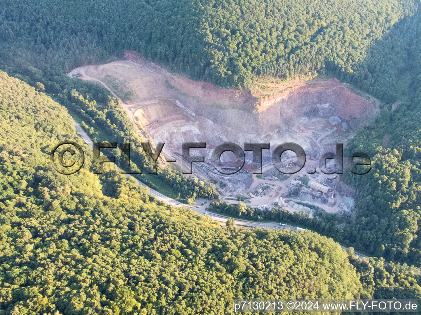 Carrière à Waldhambach dans le département Rhénanie-Palatinat, Allemagne depuis l'avion