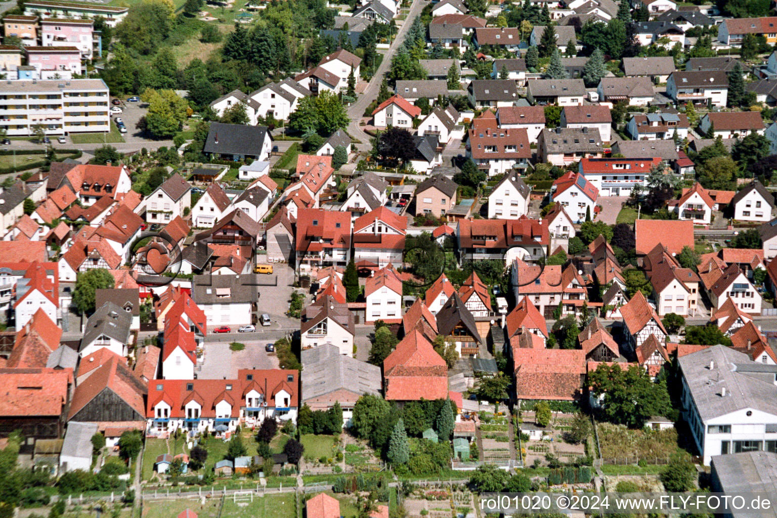 Vue aérienne de Rheinstrasse depuis le sud à Kandel dans le département Rhénanie-Palatinat, Allemagne