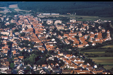 Vue aérienne de Rue du Rhin vue du ballon à Kandel dans le département Rhénanie-Palatinat, Allemagne