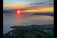 Vue aérienne de Lever du soleil au Campeggio del Vò Lac de Garde à Desenzano del Garda dans le département Brescia, Italie