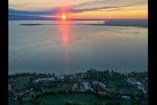 Vue aérienne de Lever du soleil à Barche Bellandi sur le lac de Garde à Desenzano del Garda dans le département Brescia, Italie