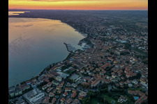 Vue aérienne de Lever de soleil sur le lac de Garde à Desenzano del Garda dans le département Brescia, Italie