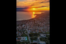 Vue aérienne de Lever de soleil sur le lac de Garde à Sirmione dans le département Brescia, Italie