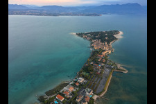 Vue aérienne de Sirmione dans le département Brescia, Italie