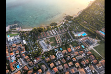 Vue aérienne de Plage de Bergamini à Peschiera del Garda dans le département Verona, Italie