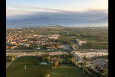 Vue aérienne de Quartier San Martino della Battaglia in Desenzano del Garda dans le département Brescia, Italie