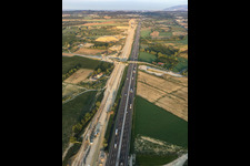 Vue aérienne de Chantier de construction d'un tunnel le long de l'A4 à le quartier Bornade di Sotto in Desenzano del Garda dans le département Brescia, Italie
