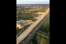 Vue aérienne de Chantier de construction d'un tunnel le long de l'A4 à le quartier Bornade di Sotto in Desenzano del Garda dans le département Brescia, Italie